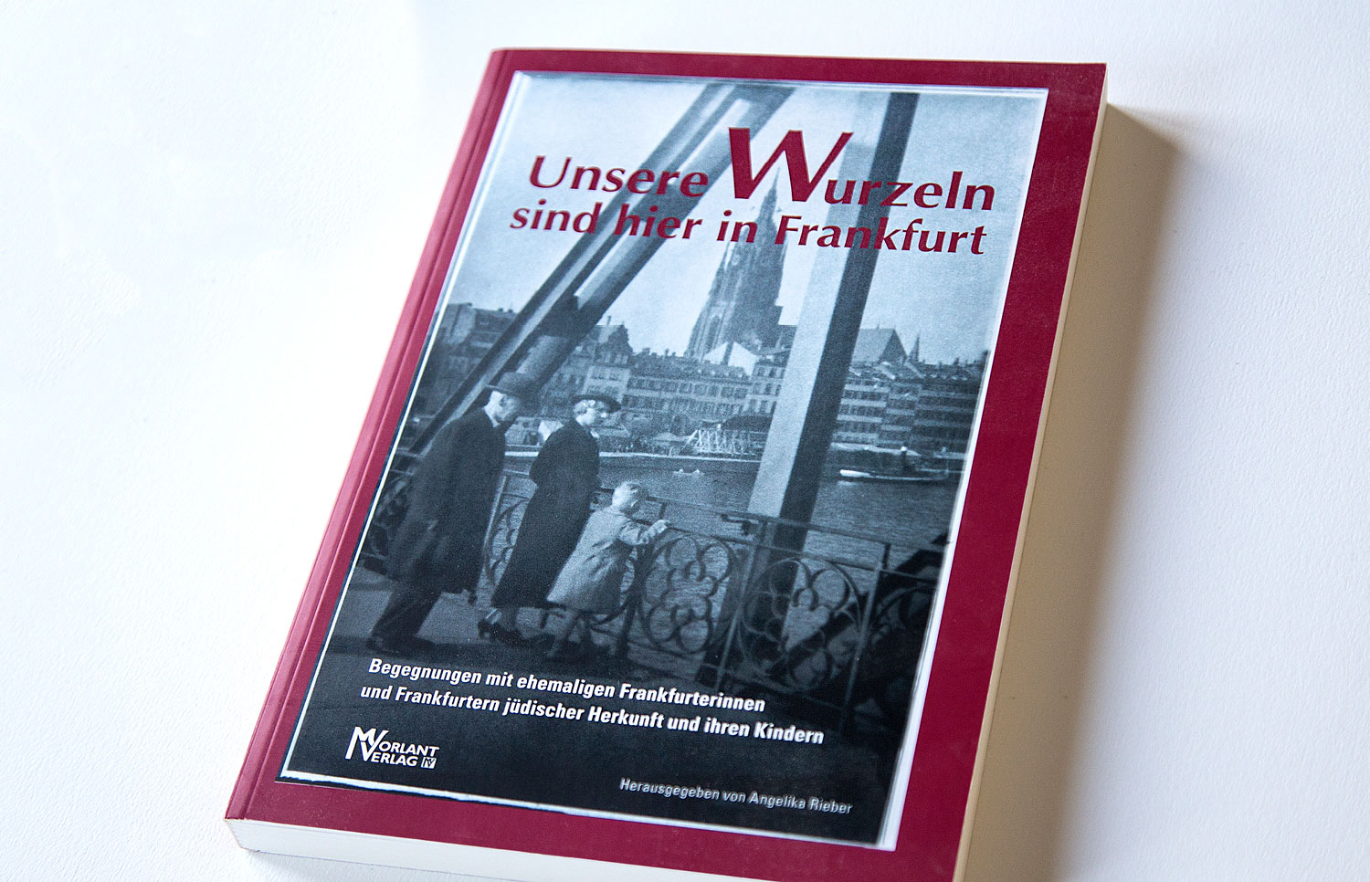 Buchgestaltung - Unsere Wurzeln sind hier in Frankfurt Begegnungen mit ehemaligen Frankfurterinnen und Frankfurter jüdischer Herkunft und ihren Kindern, Quelle: Herbert H. Popp - poppdesign