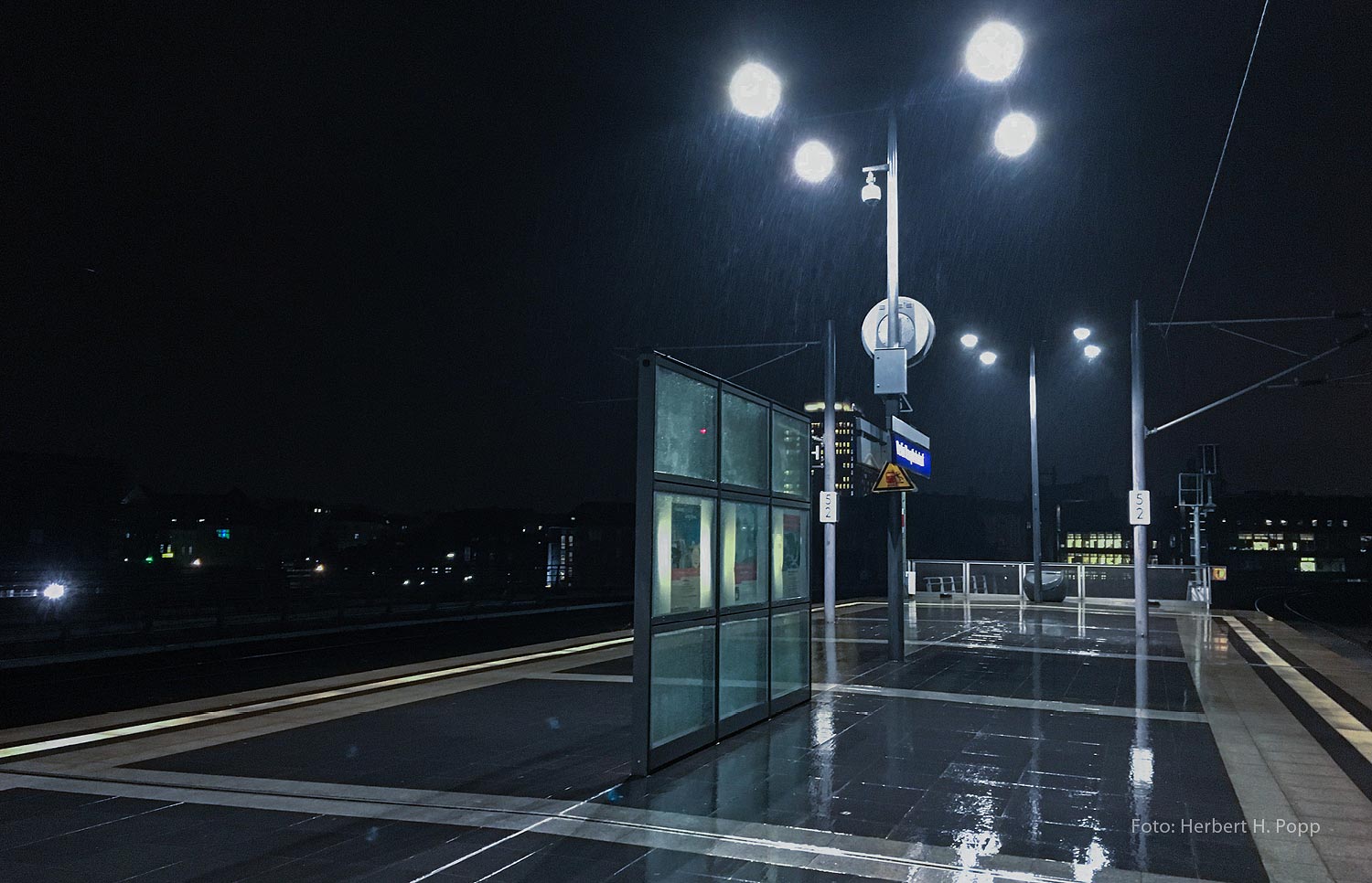 poppdesign-fotografie-nightlife, Bahnsteig im Regen, Quelle: Herbert H. Popp - poppdesign