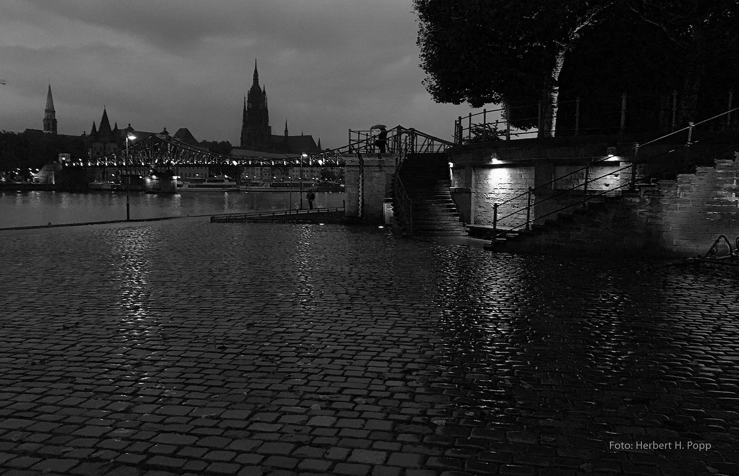 poppdesign-fotografie-nightlife, Frankfurt am Main, Blick auf den Dom 